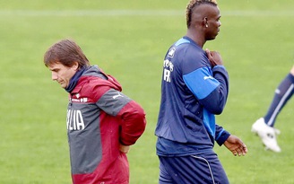 Ầm ĩ quanh chuyện Conte gọi lại Balotelli vào tuyển Ý